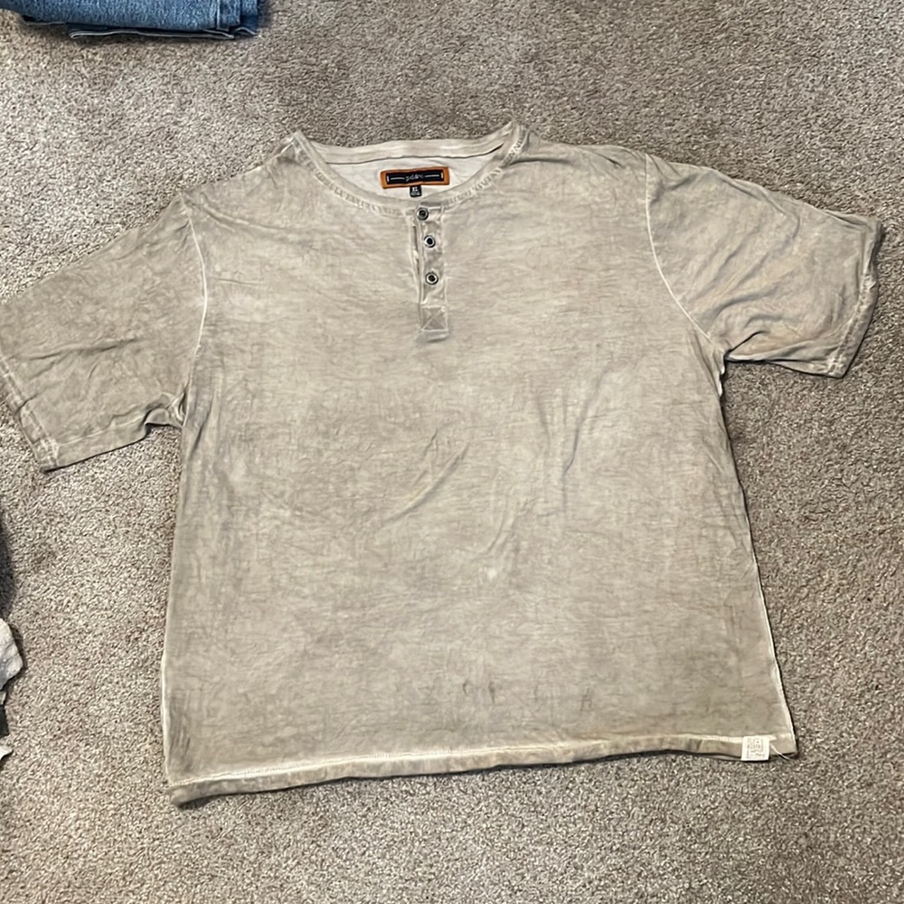Men’s T-shirt, extra-large, short sleeve with three buttons down the front.